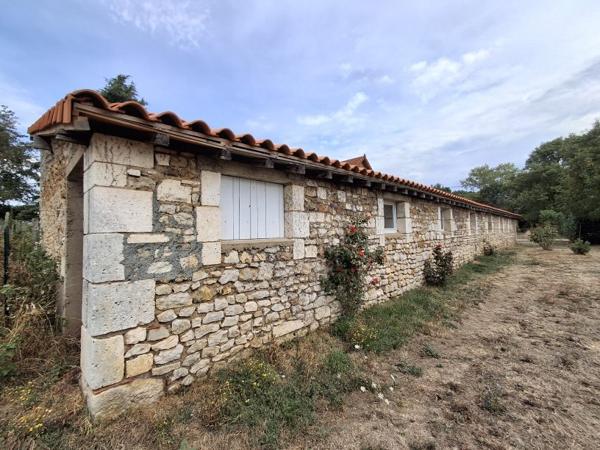 ANCIEN CORPS DE FERME RENOVE AVEC DEPENDANCES ET PRAIRIES ATTENANTES