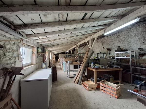 ANCIEN CORPS DE FERME RENOVE AVEC DEPENDANCES ET PRAIRIES ATTENANTES