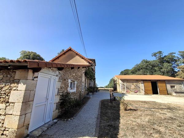 ANCIEN CORPS DE FERME RENOVE AVEC DEPENDANCES ET PRAIRIES ATTENANTES