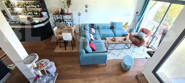  	Vue sur Paris - Lumineux - Calme - Très beaux volumes