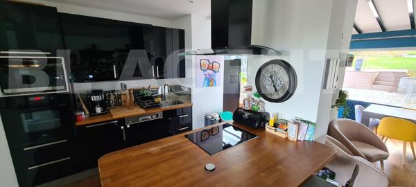  	Vue sur Paris - Lumineux - Calme - Très beaux volumes