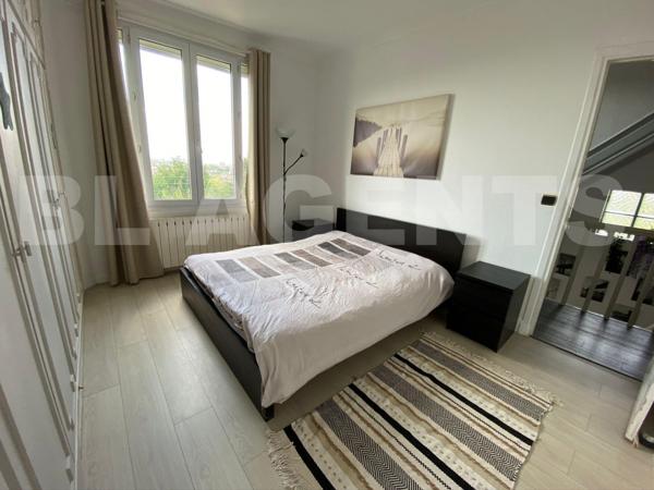  	Vue sur Paris - Lumineux - Calme - Très beaux volumes