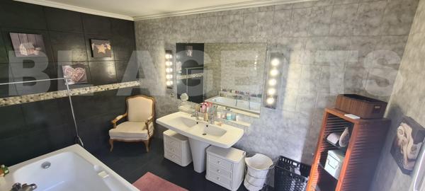  	Vue sur Paris - Lumineux - Calme - Très beaux volumes