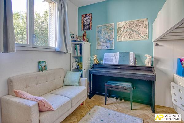 Versailles Rive-Droite Appartement 5 pièces 138.32 m² au sol situé au 1er étage avec ascenseur, balcon de 14 m² cave et parking €970 000 ** - Référence 27508