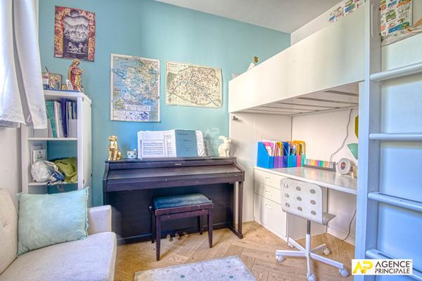 Versailles Rive-Droite Appartement 5 pièces 138.32 m² au sol situé au 1er étage avec ascenseur, balcon de 14 m² cave et parking €970 000 ** - Référence 27508