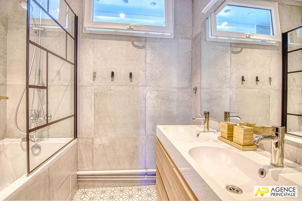 Versailles Rive-Droite Appartement 5 pièces 138.32 m² au sol situé au 1er étage avec ascenseur, balcon de 14 m² cave et parking €970 000 ** - Référence 27508