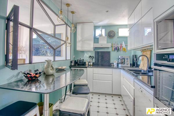 Versailles Rive-Droite Appartement 5 pièces 138.32 m² au sol situé au 1er étage avec ascenseur, balcon de 14 m² cave et parking €970 000 ** - Référence 27508