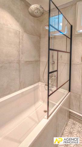 Versailles Rive-Droite Appartement 5 pièces 138.32 m² au sol situé au 1er étage avec ascenseur, balcon de 14 m² cave et parking €970 000 ** - Référence 27508