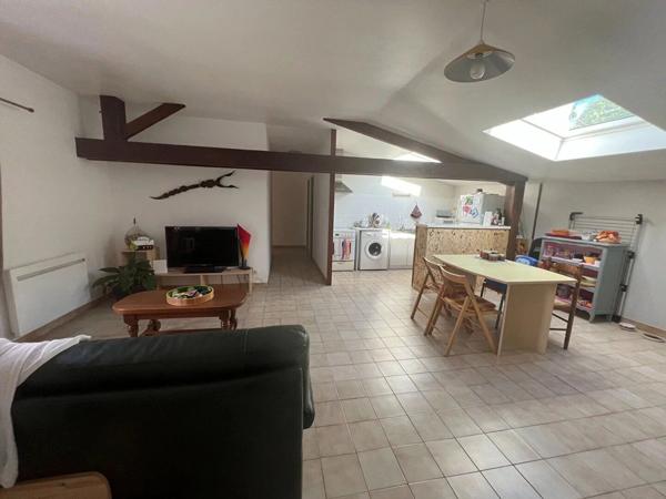 Location                                                      Appartement
                        
                     3 pièces                      78 m2                     à Lussac-les-Châteaux