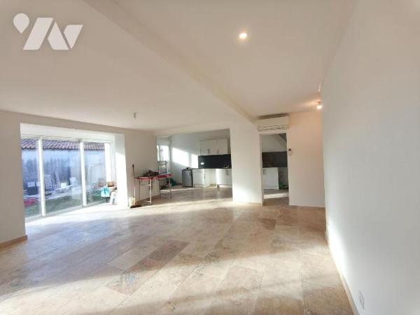 SAINT MARTIN DE CRAU à 3 minutes du centre, jolie maison de plain-pied  entièrement rénovée ave...