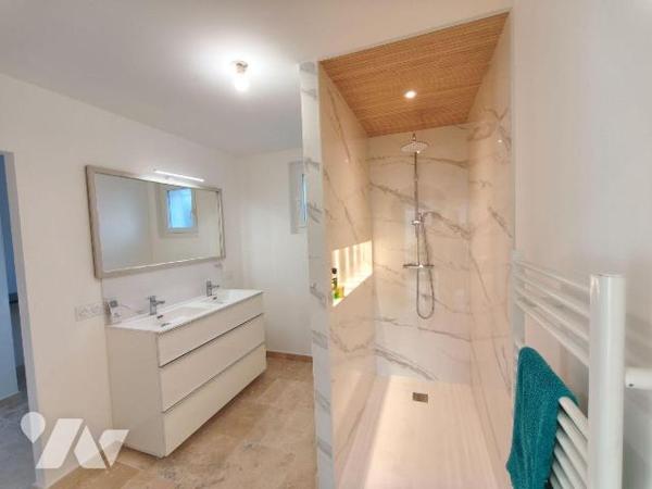 SAINT MARTIN DE CRAU à 3 minutes du centre, jolie maison de plain-pied  entièrement rénovée ave...