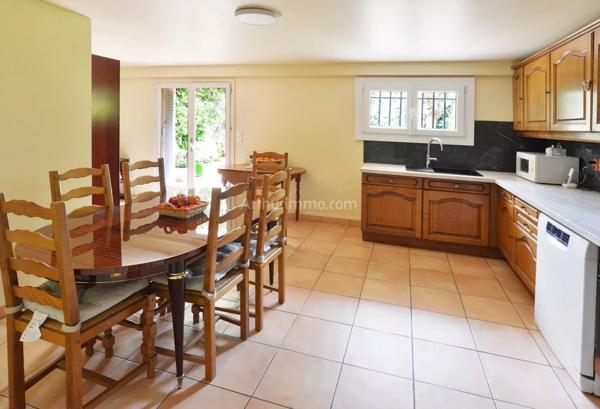 Vente                                                      Maison
                        
                     7 pièces                      194 m2                     à Bry-sur-Marne