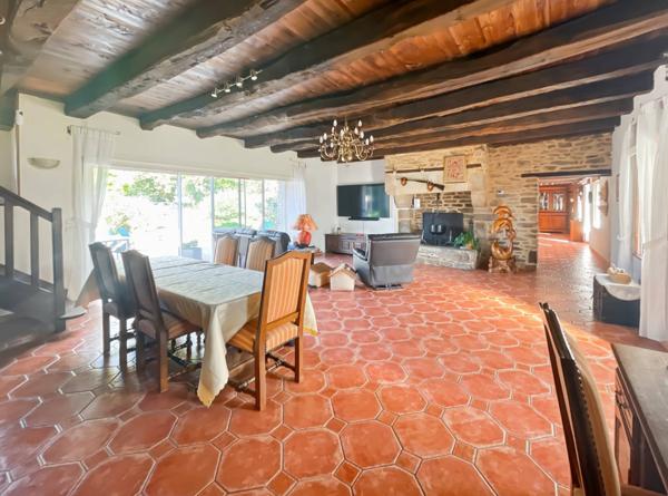 Guégon (56120) Belle longère en pierre avec de beaux volumes