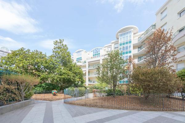 Appartement
         3 pièces
        - 72 m² Exclusivité 425 000 € *