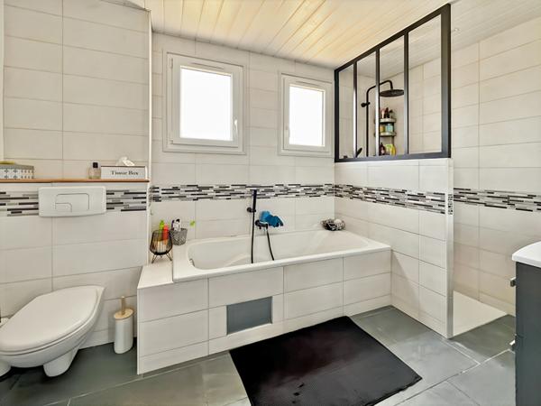 À vendre ? Charmante maison familiale entièrement rénovée avec piscine