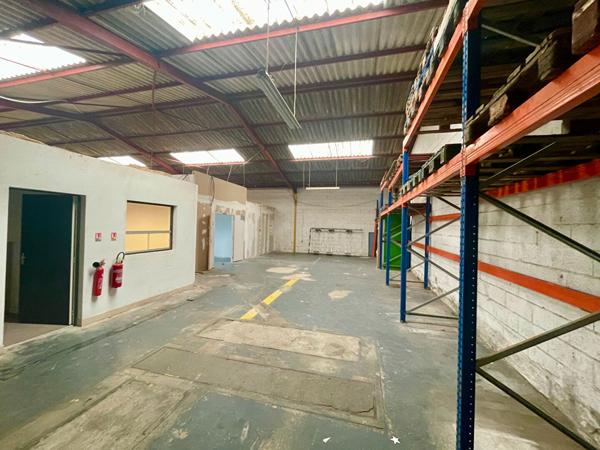 À Louer 400m2 - Entrepots avec bureaux