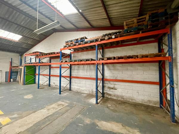 À Louer 400m2 - Entrepots avec bureaux