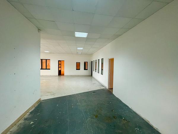À Louer 400m2 - Entrepots avec bureaux