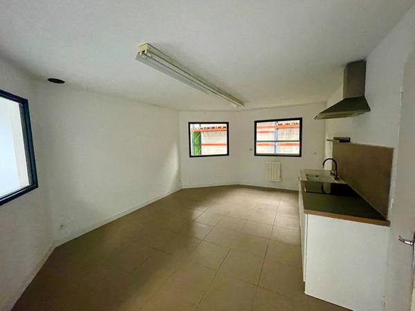 À Louer 400m2 - Entrepots avec bureaux
