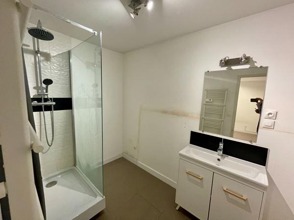 À Louer 400m2 - Entrepots avec bureaux