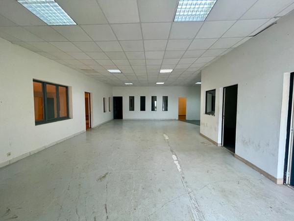 À Louer 400m2 - Entrepots avec bureaux