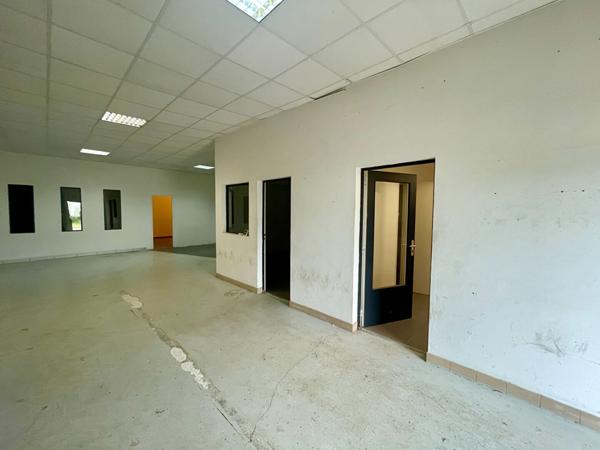 À Louer 400m2 - Entrepots avec bureaux