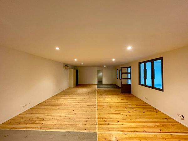 À Louer 400m2 - Entrepots avec bureaux