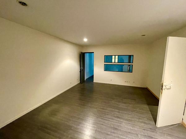 À Louer 400m2 - Entrepots avec bureaux