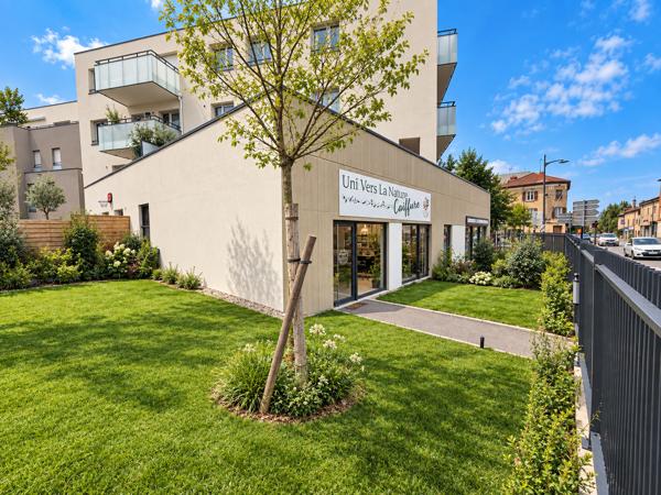 Local Commercial
        
        - 88 m² 295 000 € *