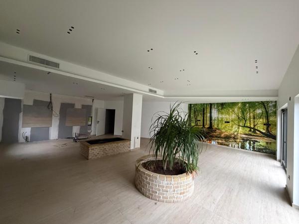 Local Commercial
        
        - 88 m² 295 000 € *
