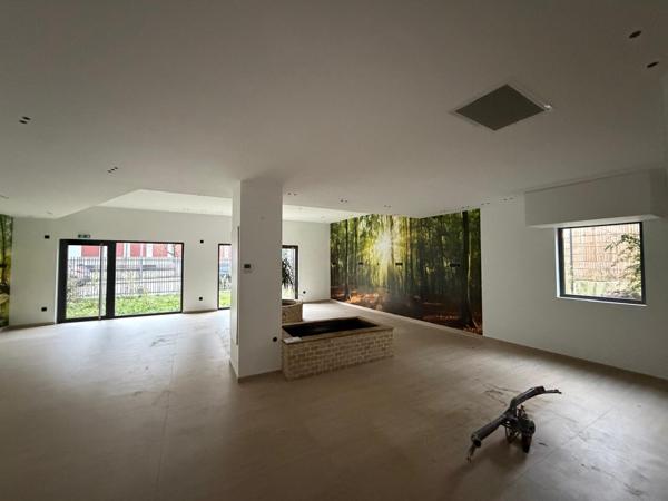 Local Commercial
        
        - 88 m² 295 000 € *