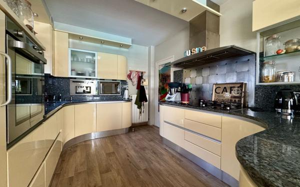 Maison à vendre    5 pièces • 292 m2 Pau