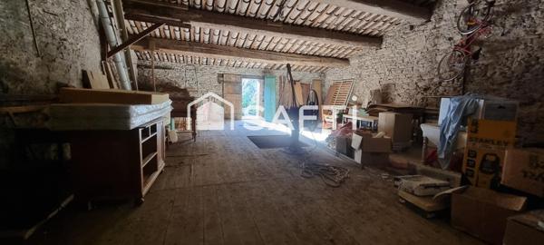 Parking de 148 m² sur deux niveaux, beau potentiel