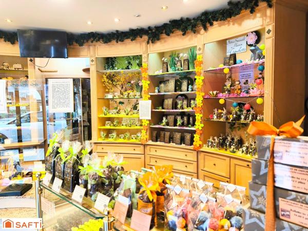 Coeur de VITTEL, bel immeuble mixte incluant un commerce pâtissier, chocolatier et 2 appartements loués