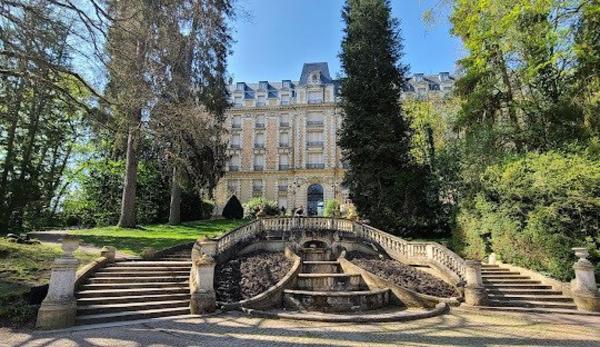 Coeur de VITTEL, bel immeuble mixte incluant un commerce pâtissier, chocolatier et 2 appartements loués