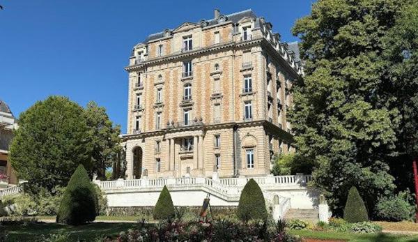 Coeur de VITTEL, bel immeuble mixte incluant un commerce pâtissier, chocolatier et 2 appartements loués