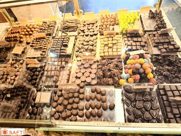 Coeur de VITTEL, bel immeuble mixte incluant un commerce pâtissier, chocolatier et 2 appartements loués