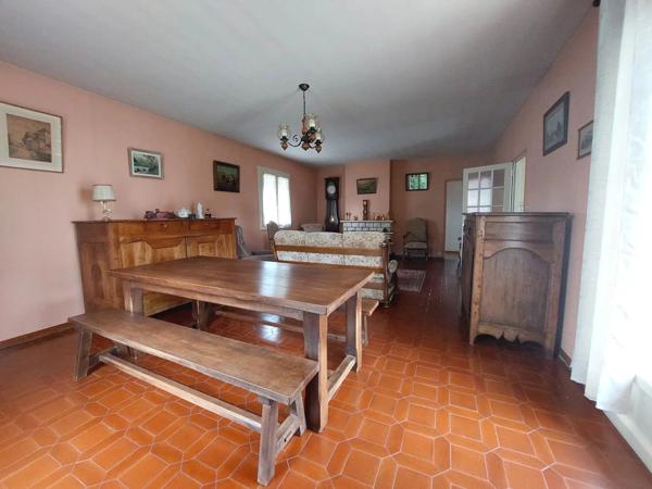 Situation idéale pour cette maison de 3 chambres à pied
