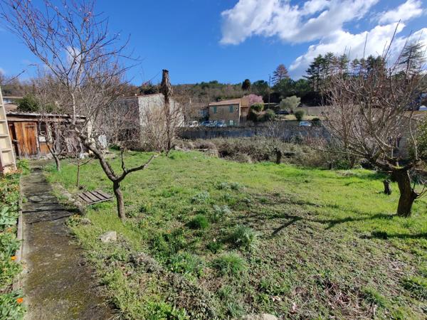 Maison de village avec parking, et jardins attenants et non attenants