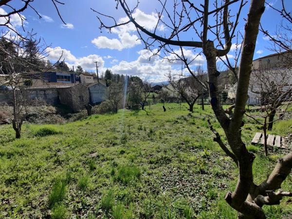 Maison de village avec parking, et jardins attenants et non attenants