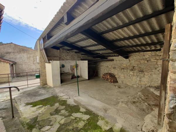 Maison de village avec parking, et jardins attenants et non attenants