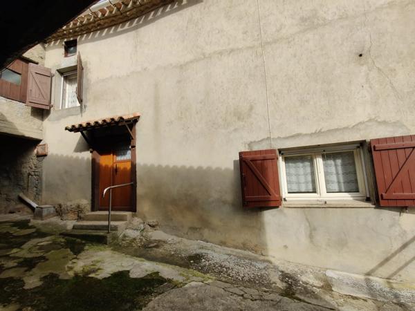 Maison de village avec parking, et jardins attenants et non attenants