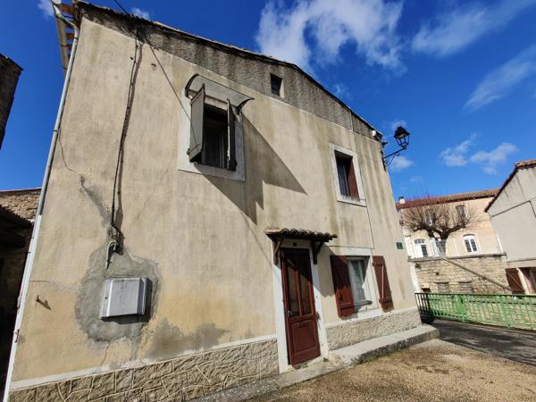 Maison de village avec parking, et jardins attenants et non attenants