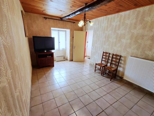 Maison de village avec parking, et jardins attenants et non attenants