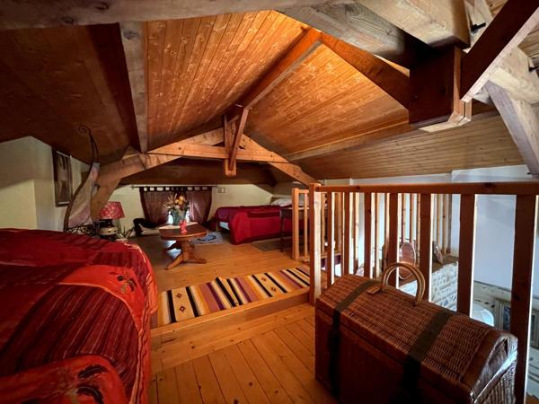 Maison en pierre, jardin arboré et clos