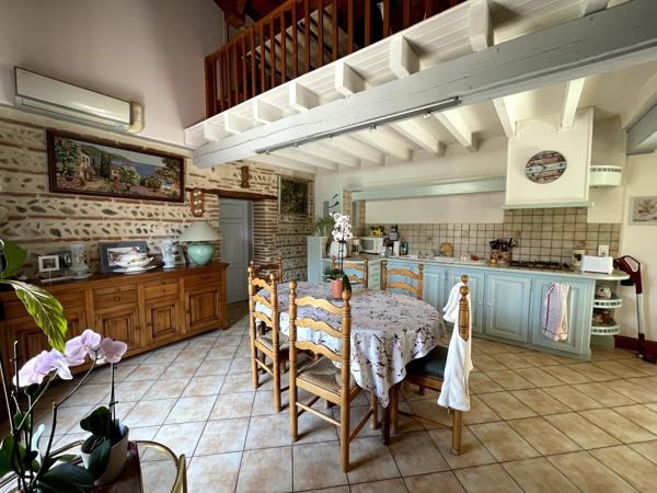 Maison en pierre, jardin arboré et clos