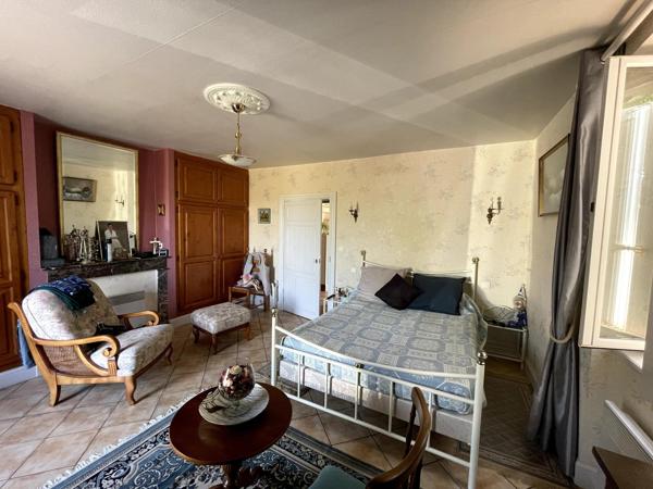 Maison en pierre, jardin arboré et clos