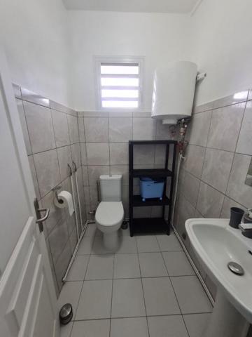 Belle maison sur deux niveaux  composée de 5 chambres. Superficie de 155 m2 sur un terrain de 717 m2