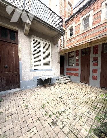 CENTRE LUNEVILLE - Maison de ville  (+ de 265m²), 8 ch, terrasse, petit jardin à l'abri des regards.