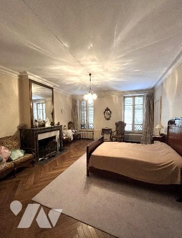 CENTRE LUNEVILLE - Maison de ville  (+ de 265m²), 8 ch, terrasse, petit jardin à l'abri des regards.